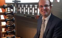 Jochem Schuurman bespeelt het historische Hintsorgel